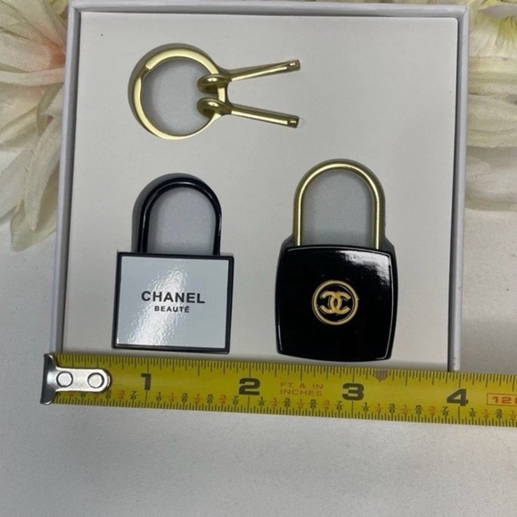 CHANEL BEAUTE La Collection 2-Pc Pad lock & Key Set Novelty GWP Black/ White NIB - Picture 2 of 4